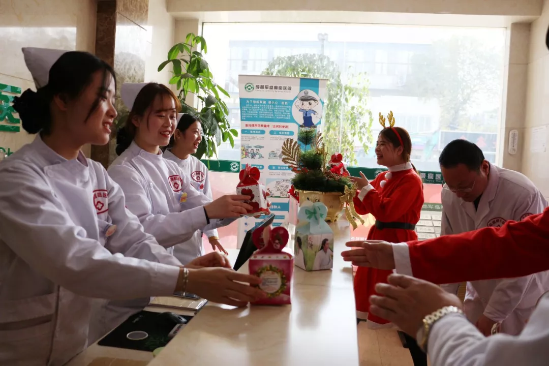 平安圣诞 军盛为全院员工 患者及家属送平安祝福