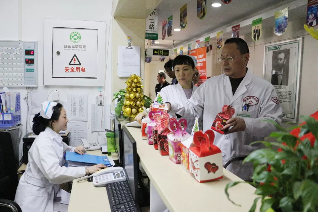 平安圣诞 军盛为全院员工 患者及家属送平安祝福